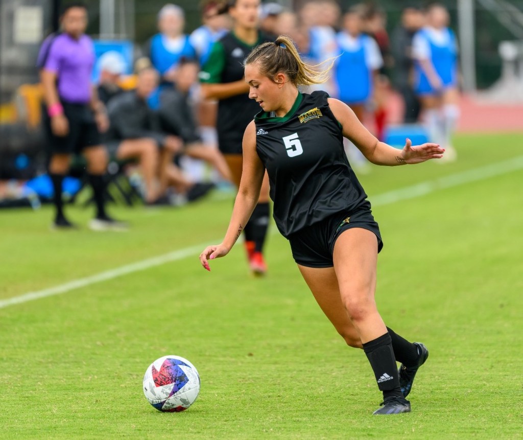 George Mason defender Eliana Davin is one of three Riverhounds Development Academy alums announced as the newest member of the Riveters. (Photo: George Mason Athletics)