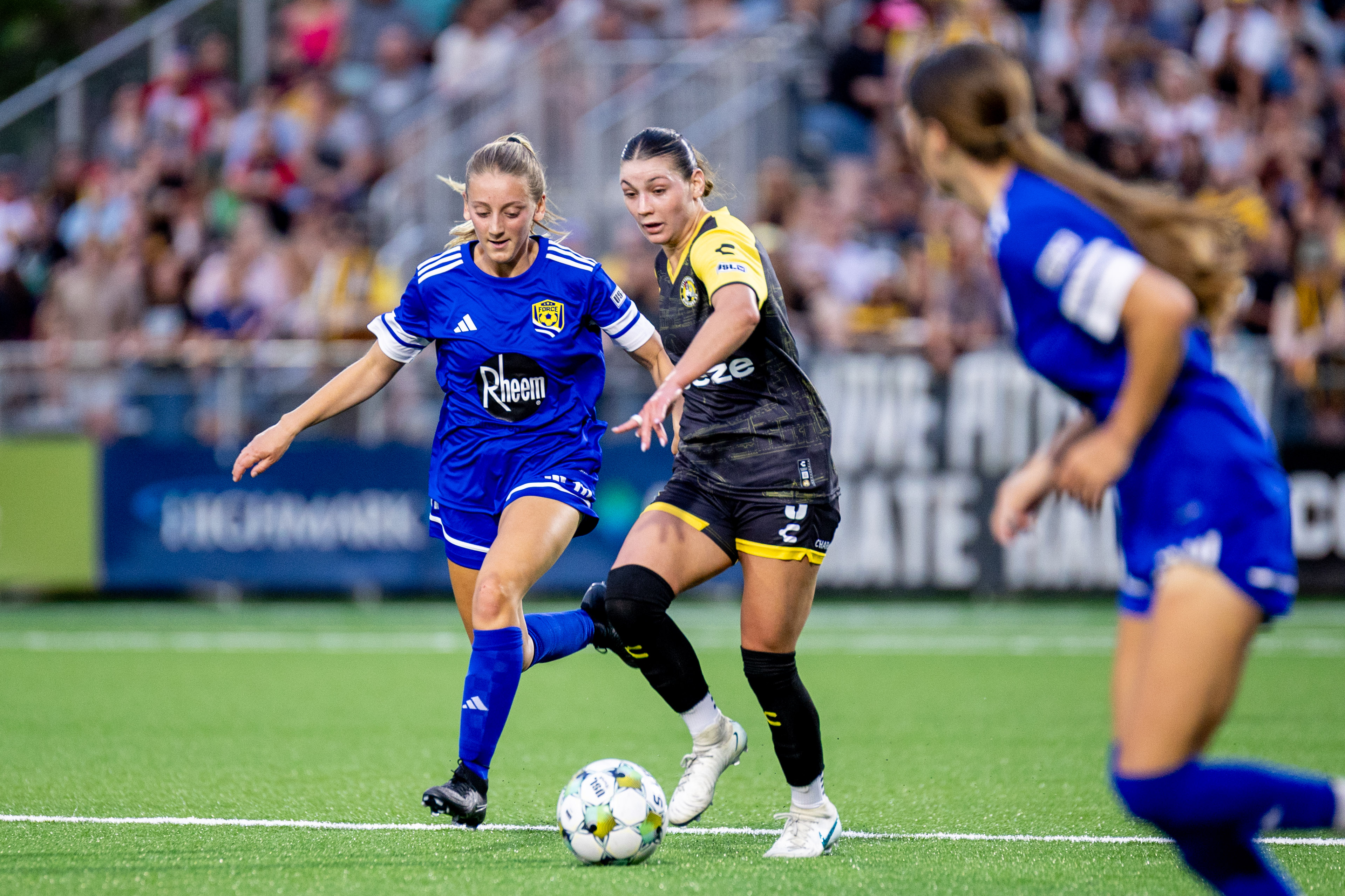 Pittsburgh Riveters outside back Abi Hugh fights past a Cleveland Force player during the teams' 0-0 draw on May 16, 2025 at Highmark Stadium in Pittsburgh. (Photo: Chris Cowger/Riveters SC)