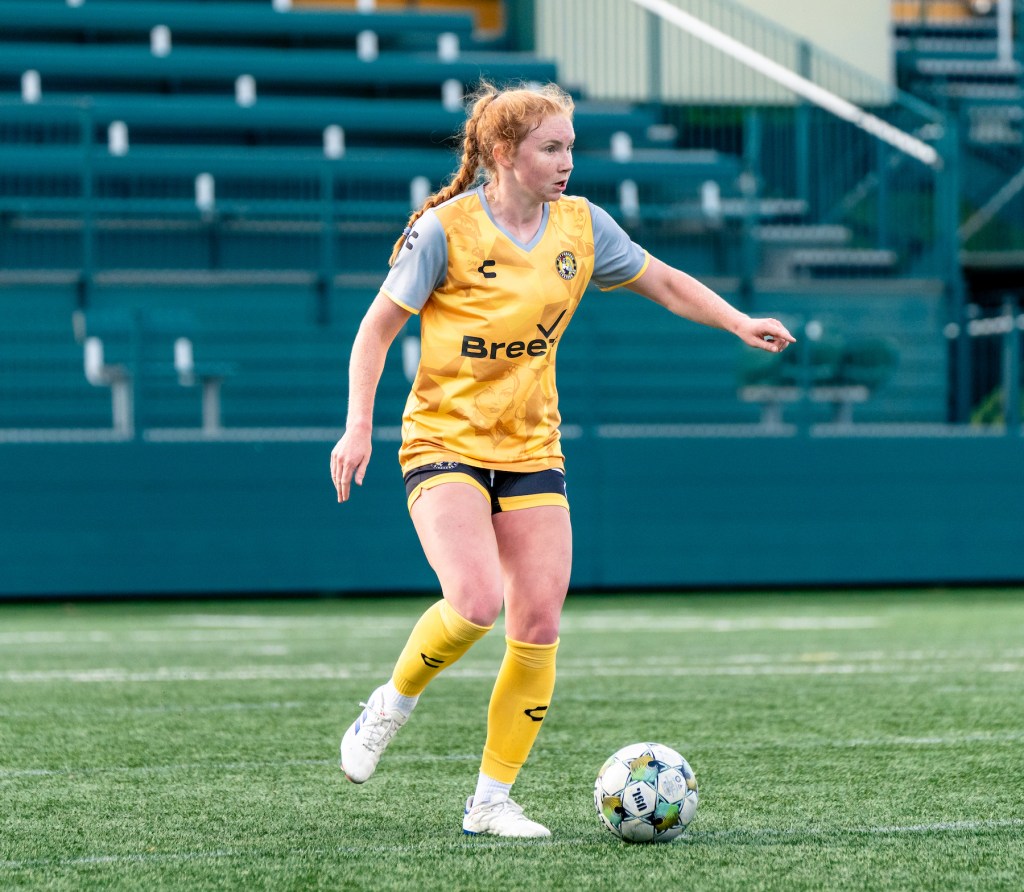 Pittsburgh Riveters defender Piper Coffield looks upfield during the team's 3-2 win over Flower City 1872 on May 24, 2025 at Rochester Community Sports Complex Stadium in Rochester, N.Y. (Photo: Flower City 1872)