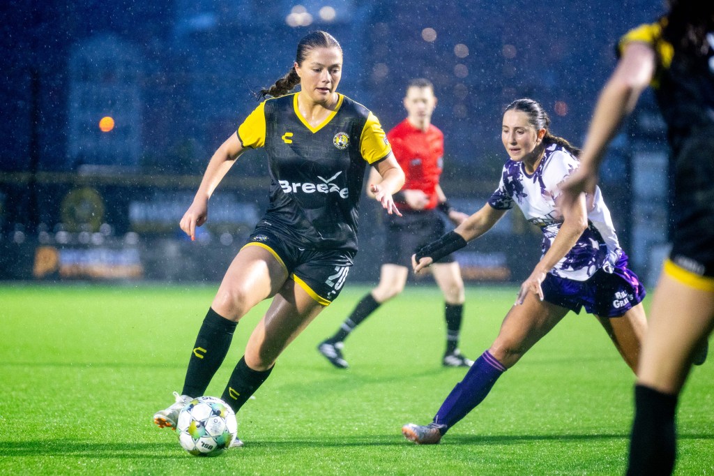 Pittsburgh Riveters midfielder Annamarie Williams dribbles the ball during the team's 2-0 win over Flower City 1872 on May 30, 2025 at Highmark Stadium in Pittsburgh. (Photo: Chris Cowger/Riveters SC)
