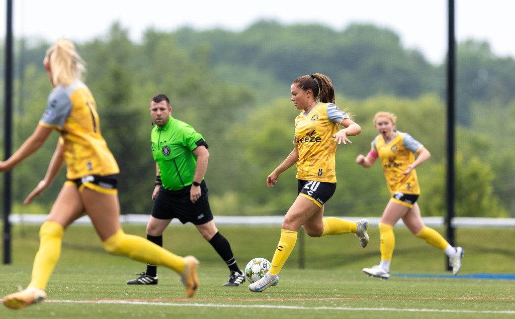 Annamarie Williams plays a pass for the Pittsburgh Riveters in their match against Erie Sports Center on June 5, 2025 at Penn State Behrend Stadium in Erie, Pa. (Photo: Mallory Neil/Riveters SC)