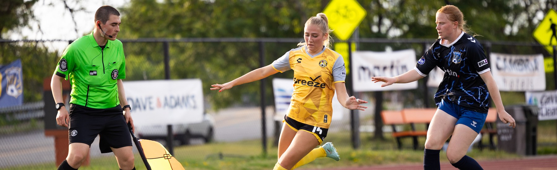 Pittsburgh Riveters forwad Alexis Tylenda works her way around FC Buffalo defender Erin Weir in the 1-1 draw between the teams on June 21, 2025 at Coyer Field in Buffalo, N.Y. (Photo: Julia Wasielewski/Riveters SC)