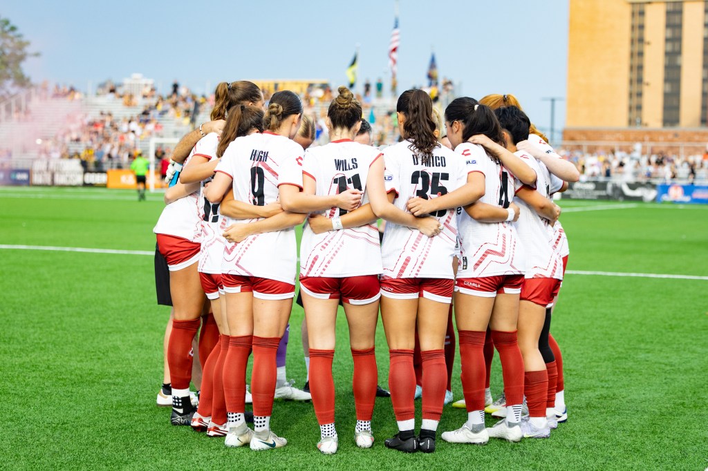 Pittsburgh Riveters players huddle before their regular-season finale, a 2-1 win over Steel City FC on June 27, 2025 at Highmark Stadium in Pittsburgh. (Photo: Julia Wasielewski/Riveters SC)