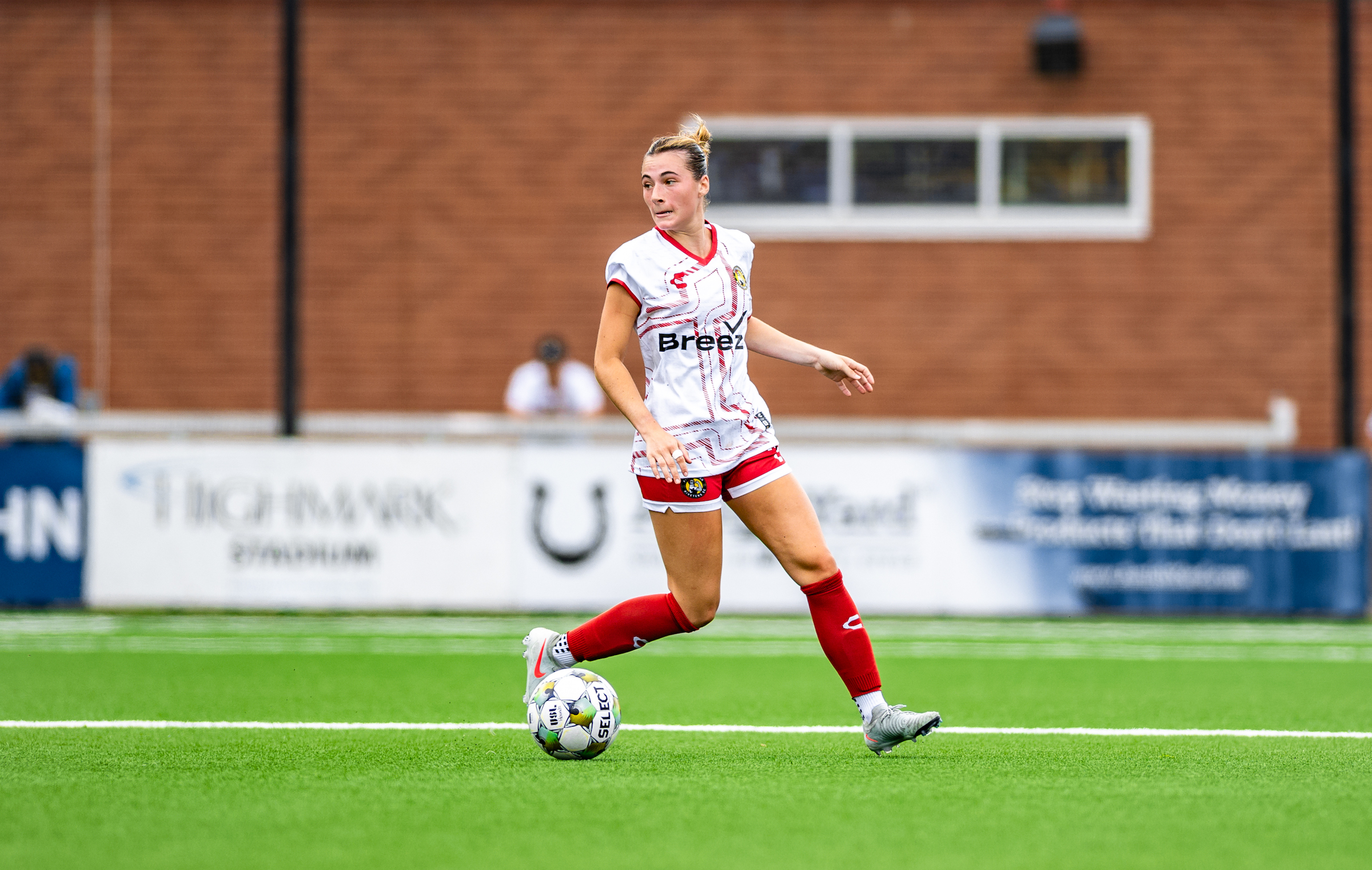 Pittsburgh Riveters outside back Lucia Wells looks up the field during the team's 3-0 win over FC Buffalo on June 8, 2025 at Highmark Stadium in Pittsburgh. (Photo: Ryan Shaffer/Riveters SC)