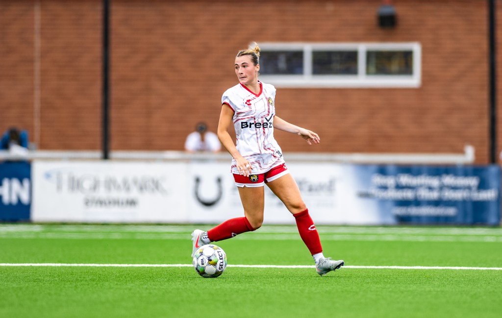 Pittsburgh Riveters outside back Lucia Wells looks up the field during the team's 3-0 win over FC Buffalo on June 8, 2025 at Highmark Stadium in Pittsburgh. (Photo: Ryan Shaffer/Riveters SC)