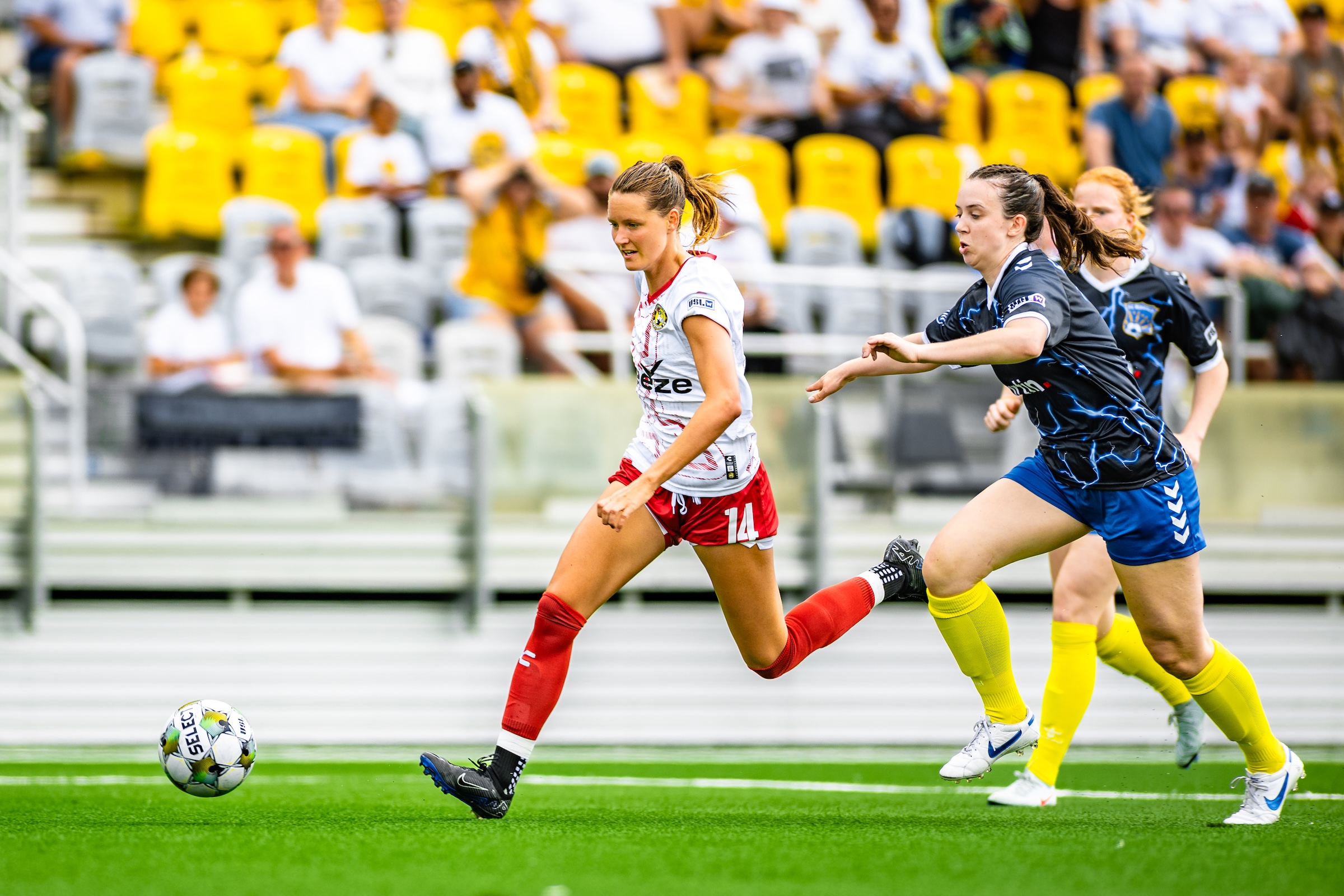 Tanum Nelson dribbles toward goal in the Pittsburgh Riveters' 3-0 win over FC Buffalo on June 8, 2025 at Highmark Stadium in Pittsburgh. (Photo: Ryan Shaffer/Riveters SC)