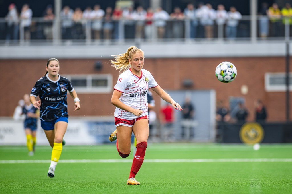 Pittsburgh Riveters forward Alexis Tylenda tracks down a pass forward in the team's 3-0 win over FC Buffalo on June 8, 2025 at Highmark Stadium in Pittsburgh. (Photo: Ryan Shaffer/Riveters SC)