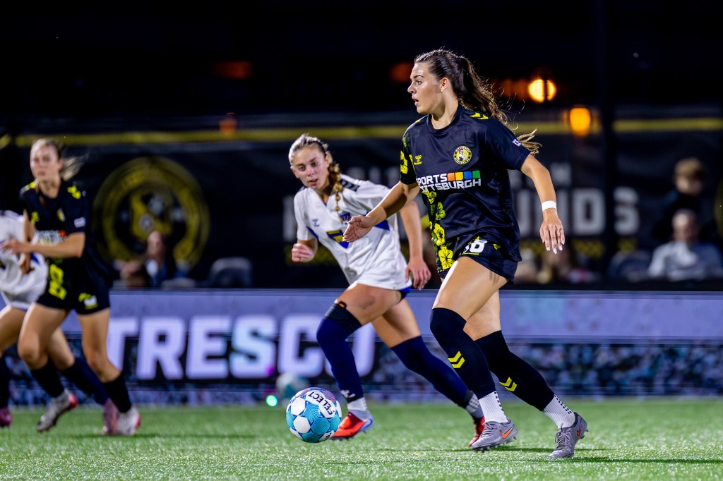 Fiona Mahan dribbles upfield for the Pittsburgh Riveters in their match against FC Buffalo on May 16, 2026 at F.N.B. Stadium in Pittsburgh. (Photo: Chris Cowger/Riveters SC)