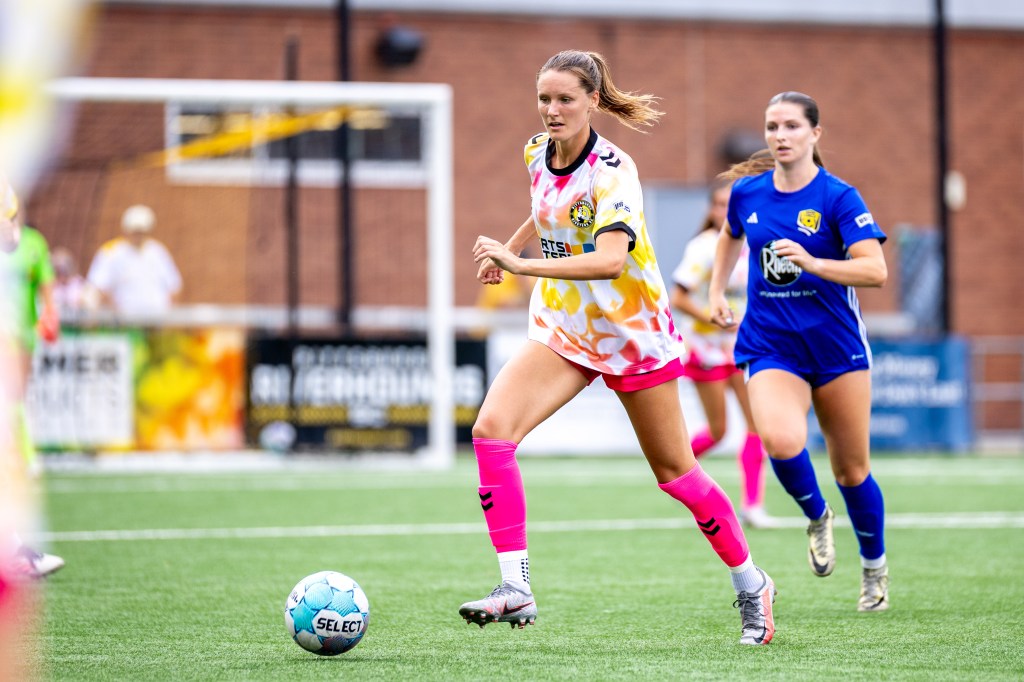 Tanum Nelson dribbles the ball for the Pittsburgh Riveters in their 3-1 win against Cleveland Force SC on June 21, 2026 at F.N.B. Stadium in Pittsburgh. (Photo: Chris Cowger/Riveters SC)